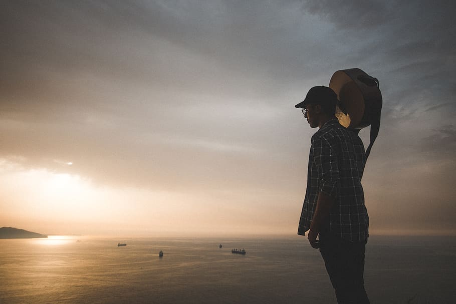mar, posta de sol, núvol, 19:00, canviant d'humor, núvols, vaixells, embarcacions, port, Riba, muntanyes, oceà, groc, blau, guitarra, urbà, gots, folk, cel, núvol - cel, de peu, aigua, naturalesa, una persona, adult, platja, silueta, homes, bellesa a la natura, activitat d'oci, roba casual, terra, a l'aire lliure, escenics - natura, horitzó sobre l’aigua, 5K