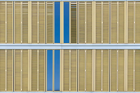 beige louvered døre, Wrocław, Polen, bygning, hængende, vandret, repetitive, vindue, blå, gul, Hotel, gul rækværk, blå linjer, mønster, struktur, udforske, gentagelse, hunde hus, hule, kennel, tekst, fuld ramme, ingen mennesker, baggrunde, arkitektur, bygget struktur, metal, tæt på, dag, bygning udvendig, i en række, murbygningsfunktion, træ - materiale, side om side, design, tekstureret, udendørs, 5K, CC0, offentligt domæne, royaltyfrie