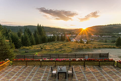 Abendessen, romantisch, Tabelle, zwei, Sonnenuntergang, Wald, Hügel, Himmel, Sonne, Blumen, Baum, Landschaft, Stuhl, jammern, Brille, Natur, Pflanze, die Architektur, Schönheit in der Natur, Sonnenlicht, gebaute Struktur, wolke - himmel, Linseneffekt, Sonnenstrahl, Szenen - Natur, Gebäudehülle, keine Leute, orange Farbe, Abwesenheit, Ruhe, Geländer, draußen, 4K, CC0, gemeinfrei, lizenzfrei