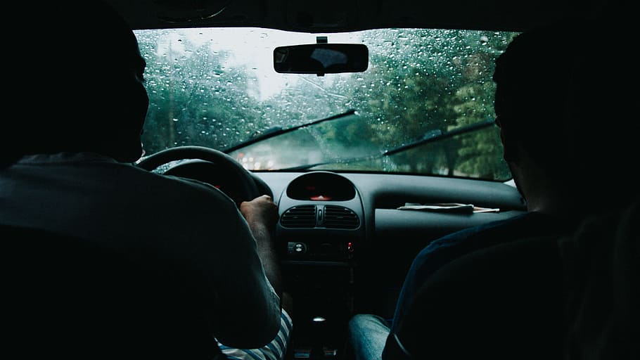 conduir, cotxe, pluja, ombra, silueta, humit, eixugaparabrises, bosc, arbre, verd, volant, home, mirall, darrere, automòbil, manera de transport, transport, parabrisa, interior del vehicle, interior del cotxe, vidre - material, vista del darrere, carretera, una persona, vehicle terrestre, en moviment, a l'interior, moviment, temporada de pluges, gota de pluja, 5K