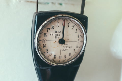 gammel kjøkkenskala, nøyaktighet, aldrende, antikk, bakgrunn, balansere, sirkel, nærbilde, utstyr, fashioned, mat, grønn, industri, instrument, måleinstrument, isolert, kjøkken, maskineri, måle, mål, metall, ingen folk, Nummer, gammel, press, retro, Russland, russisk, rusten, skala, vekter, soviet, stilleben, teknologi, termometer, verktøy, USSR, årgang, veie, vekt, hvit, måler, innendørs, tid, trykk måler, slå, meter - måleinstrument, temperatur, dag, fysisk press, varme - temperatur, 4K, CC0, offentlig domene, opphavsrett gratis
