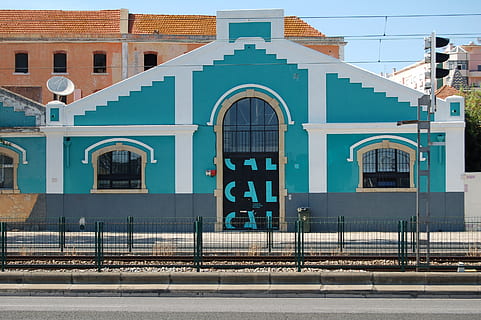 arquitectura, edificio, estructura, diseño, tráfico, ligero, la carretera, cerca, estructura construida, exterior del edificio, arco, ciudad, transporte, día, nadie, naturaleza, calle, religión, fachada, lugar de adoración, Entrada, al aire libre, creencia, ventana, gobierno, 2K, CC0, dominio público, libre de derechos