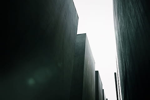 Basso, fotografia ad angolo, edifici, giorno, ricorda, buio, luce, cemento, Berlino, memoriale, olocausto, architettura, struttura costruita, nessuno, Inquadratura dal basso, esterno dell'edificio, cielo, natura, costruzione, copia spazio, all'aperto, cielo sereno, caratteristica della parete, finestra, città, il passato, storia, calcestruzzo, luce del sole, colonna architettonica, direttamente sotto, 4K, CC0, dominio pubblico, privo di copyright