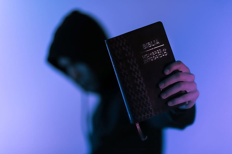 osoba, která drží bible, bible, makro, muž, jedna osoba, hospodářství, dospělý, technologie, sdělení, modrý, uvnitř, část lidského těla, studio shot, barevné pozadí, lidské ruky, detail, rezervovat, vydání, aktivita, ruka, text, podnikání, bezdrátové technologie, rozjímání, 5K