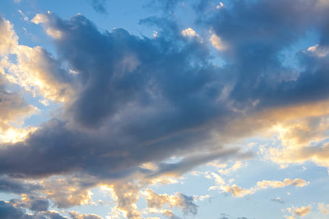 taivas, sininen, kirkas, pilvi - taivas, kauneus luonnossa, cloudscape, dramaattinen taivas, maisemat - luonto, ympäristö, luonto, auringonvalo, ei ihmisiä, taustat, tyyneys, matala kulma, ilmapiiri, auringonlasku, rauhallinen kohtaus, moody sky, idyllinen, ulkona, tuuli, meteorologia, abstrakti, abstrakti tausta, kirkkaasti valaistu, 2K, CC0, public domain, rojaltivapaa