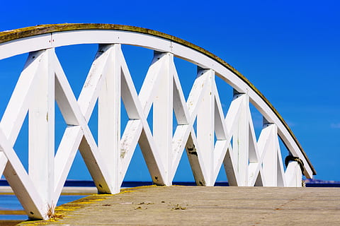 brug, web, weg, traliewerk, overgang, houten brug, promenade, water, kruispunt, bundel, brugconstructie, boog, boards, kleur, voetbrug, Denemarken, pier, blauw, architectuur, ingebouwde structuur, vervoer, hemel, witte kleur, geen mensen, natuur, reisbestemmingen, heldere lucht, dag, buitenshuis, reizen, buitenkant van het gebouw, zee, verbinding, stad, 5K, CC0, publiek domein, royaltyvrij
