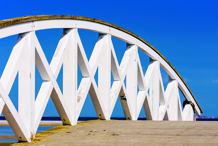bro, web, væk, rækværk, overgang, træbro, boardwalk, vand, overfart, truss, bro konstruktion, bue, brædder, farve, gangbro, Danmark, mole, blå, arkitektur, bygget struktur, transportmidler, himmel, hvid farve, ingen mennesker, natur, rejsemål, skyfri himmel, dag, udendørs, rejse, bygning udvendig, hav, forbindelse, by, 5K