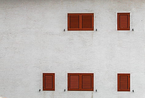grå, bygning, Brun, louvered windows, vindue, lukker, væg, struktur, ydre, rød, hvid, mønster, arkitektur, hus, træ, murbygningsfunktion, bygning udvendig, facade, gammel, bygget struktur, udendørs, ingen mennesker, baggrunde, mursten, Europa, gammeldags, træ - materiale, urban scene, forvitret, tekstureret, kulturer, snavset, 4K, CC0, offentligt domæne, royaltyfrie