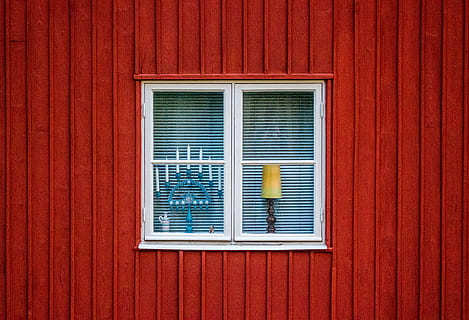 blå, kandelabre, glas vindue, arkitektur, vindue, bygget struktur, bygning, bygning udvendig, dag, lukket, ingen mennesker, hus, murbygningsfunktion, rød, fuld ramme, boligområde, gardin, mønster, træ - materiale, baggrunde, udendørs, væg, persienner, vinduesramme, 5K, CC0, offentligt domæne, royaltyfrie