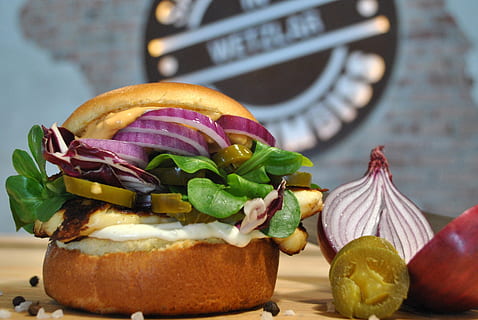 primer pla, saludable, hamburguesa, pa, bun, formatge, deliciós, menjar ràpid, menjar, fresc, enciam, carn, nutrició, cebes, berenar, saborós, verdures, vegetarià, menjar i beguda, frescor, natura morta, llest per menjar, alimentació saludable, vegetals, a l'interior, cap gent, centrar-se en primer pla, fruita, taula, benestar, indulgència, full, menjar dolç, part de la planta, temptació, 2K, CC0, domini públic, lliure de regalies