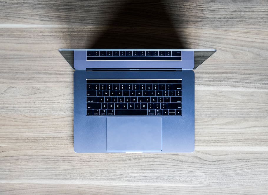 Silver MacBook Pro, portàtil, electrònica, ordinador, PC, teclat, maquinari de l'ordinador, maquinari, teclat d’ordinador, st. John's, Canadà, pantalla, taula, mínim, reflexió, espai de treball, tecnologia, poma, MacBook, oficina, tecnologia sense fils, comunicació, connexió, material de fusta, a l'interior, equips informàtics, vista d’angle alt, negocis, cap gent, Internet, directament a sobre, natura morta, dispositiu d’informació portàtil, text, clau d’ordinador, color plata, 4K