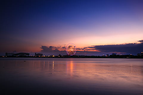 ferris, roda, cidade, retroiluminado, nuvens, cloudscape, alvorecer, crepúsculo, tarde, roda gigante, Hora dourada, panorama, leve, Exposição longa, natureza, ao ar livre, reflexão, cênico, mar, silhueta, céu, verão, pôr do sol, por do sol, viagem, agua, Parque de diversões, passeio de parque de diversões, nuvem - céu, cultura artística e entretenimento, beira-mar, arquitetura, noite, ninguém, beleza na natureza, iluminado, estrutura construída, scenics - natureza, 4K, CC0, domínio público, royalty free