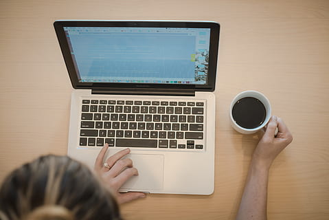 Laptop, Computer, Arbeit, Kaffee, Schreibtisch, Frau, Technologie, Tabelle, kabellose Technologie, Kommunikation, Kaffee trinken, Getränk, Verbindung, eine Person, Tasse, drinnen, Becher, Kaffeetasse, Hand, menschliche Hand, Essen und Trinken, Computerausrüstung, mit laptop, Tastatur, 4K, CC0, gemeinfrei, lizenzfrei