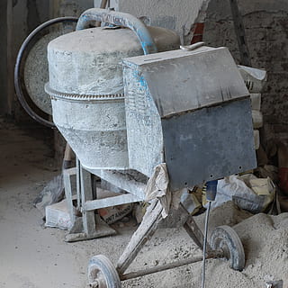 ciment, avar, gris, eines, edifici, sonstruction, cap gent, a l'interior, natura morta, vell, vista d’angle alt, obsoleta, tèxtil, dia, sabata, contenidor, abandonat, Color blanc, declivi, material de fusta, primer pla, centrar-se en primer pla, taula, aixafar, 2K, CC0, domini públic, lliure de regalies