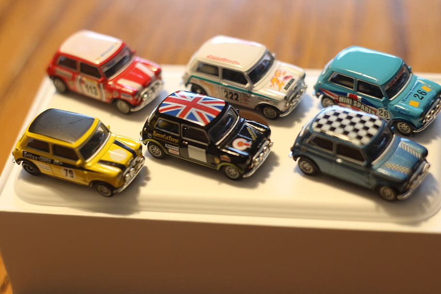 Mini Cooper Box, Auto, Spielzeug, Spielzeugauto, Kraftfahrzeug, keine Leute, drinnen, Transport, Studioaufnahme, Transportmittel, Stillleben, selektiver Fokus, Nahansicht, High Angle View, große gruppe von gegenständen, Freizeitbeschäftigung, Bauklotz, Freizeitspiele, Kunststoff, Tabelle, klein, 5K