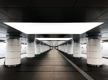 leerer Flur, Gang, Fußboden, Säule, Straße, Transport, Licht, Gehweg, Pfad, Fahrzeug, städtisch, Beleuchtung, drinnen, Gebäude, Zug, Tunnel, Perspektive, unter Tage, futuristisch, Plattform, die Architektur, der Weg nach vorn, Richtung, Decke, architektonische Säule, gebaute Struktur, beleuchtet, U-Bahn, öffentliche Verkehrsmittel, keine Leute, Bodenbelag, abnehmende Perspektive, leeren, Fliesenboden, in einer Reihe, Fußweg, Fliese, Verbindung, Unterführung, unterirdischer Gehweg, lange, Bahnhof, 4K, CC0, gemeinfrei, lizenzfrei