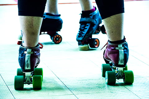rolschaatsen, rollerderby, lage sectie, menselijk been, lichaamsdeel, menselijk lichaamsdeel, vrouw, echte mensen, levensstijlen, schoen, vrijetijdsbesteding, mensen, rolschaats, dag, detailopname, groep mensen, staand, skateboard, focus op de voorgrond, volwassen, sport, bevloering, menselijke ledemaat, menselijke voet, 5K, CC0, publiek domein, royaltyvrij