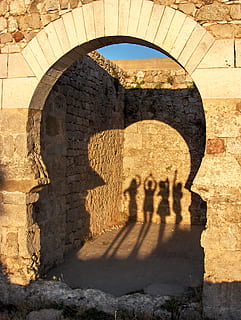 pad, voetpad, crypt, hardsteen, kasteel, bunker, gebouw, oudheidkunde, verlaten kasteel, tinten, caliphal arch, kerker, trottoir, bestrating, steen, ruïnes, muur, gang, architectuur, fort, boog, schaduw, ingebouwde structuur, zonlicht, echte mensen, dag, muur - bouwfunctie, natuur, mannen, geschiedenis, het verleden, groep mensen, buitenkant van het gebouw, levensstijlen, buitenshuis, vrijetijdsbesteding, mensen, volwassen, focus op schaduw, stenen muur, gewelfd, 2K, CC0, publiek domein, royaltyvrij