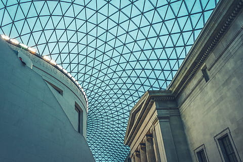 edifici arquitectònic, arquitectura, edifici, finestra, claraboia, museu, Londres, museu britànic, edifici d'oficines, sostre, triangle, terminal, centre de Convencions, aeroport, terminal de l’aeroport, òpera, sostre de volta, arc, arquejat, piràmide, cúpula, estructura construïda, exterior de l'edifici, vista d’angle baix, cap gent, vidre - material, cel, ciutat, dia, modern, naturalesa, reflexió, a l'aire lliure, patró, destinacions de viatge, vidre, 4K, CC0, domini públic, lliure de regalies