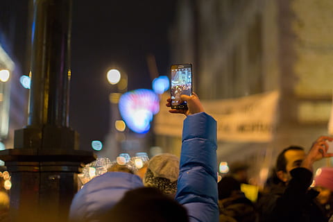mobile, hiver, lumières, manifestation, foule, La technologie, thèmes de la photographie, photographier, en portant, partie du corps humain, Technologie sans fil, main humaine, activité, la communication, téléphone intelligent, main, illuminé, dispositif d'information portable, téléphone portable, messagerie photo, nuit, personnes, mise au point sélective, groupe de personnes, Vrais gens, membre humain, tournage, bras humain, appareil photo numérique, 4K, CC0, domaine public, libre de droits