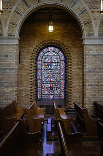 cadires buides de la catedral, seient, a l'interior, arquitectura, estructura construïda, finestra, creença, religió, lloc de culte, espiritualitat, arc, cap gent, buit, absència, cadira, edifici, vidre - material, dia, vidre, sostre, 5K, CC0, domini públic, lliure de regalies