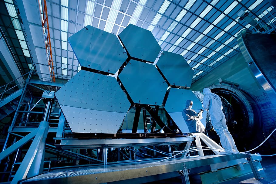 alt, vista d'angle, home, arquitectura, edifici, construcció, desenvolupament, enginyeria, futurista, vidre, a l'interior, indústria, telescopi espacial james webb, jwst, llum, mirall, modern, nasa, telescopi espacial de nova generació, oficina, perspectiva, reflexió, recerca, ciència, telescopi infraroig d’espai, acer, tecnologia, telescopi, mirall telescòpic, estructura construïda, vista d’angle baix, metall, dia, cap gent, exterior de l'edifici, blau, barana, forma, patró, vidre - material, a l'aire lliure, escala, naturalesa, cultura i entreteniment artístic, sostre, 4K