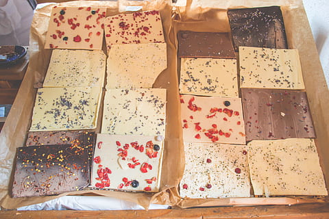 stadig, elementer, ting, materialer, farveprøver, blomster, teksturer, papir, indpakning, design, indendørs, stilleben, mad og drikke, høj vinkel visning, ingen mennesker, mad, bord, friskhed, valg, blomstermønster, tæt på, mønster, variation, stor gruppe af objekter, direkte over, fest, beholder, overbærenhed, bakke, 4K, CC0, offentligt domæne, royaltyfrie