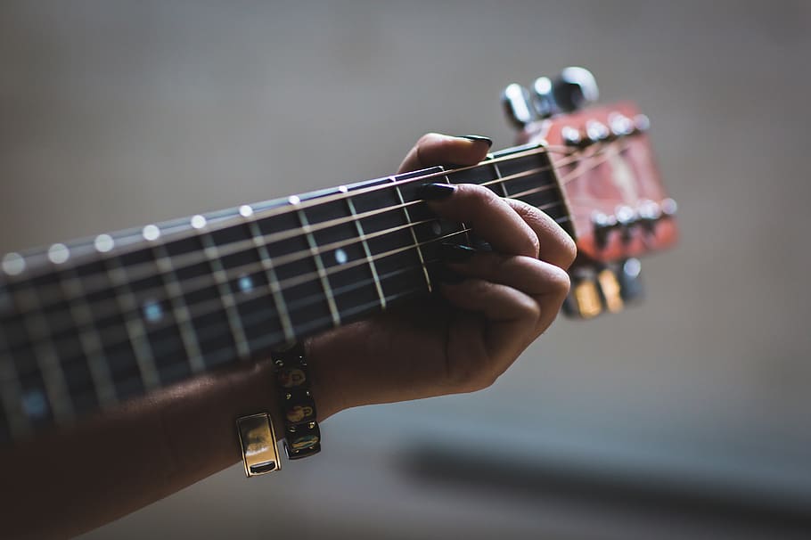 persona que toca la guitarra, borrós, instrument de corda inclinat, primer pla, electrònica, els dits, focus, traste, guitarra, guitarrista, mà, instrument, música, instrument musical, músic, rendiment, intèrpret, jugar, so, instrument de corda, cultura i entreteniment artístic, mà humana, corda d’instruments musicals, cadena, part del cos humà, equipament musical, centrar-se en primer pla, jugant, enfocament selectiu, artista, a l'interior, una persona, habilitat, arrossegant un instrument, guitarra elèctrica, dit, 5K