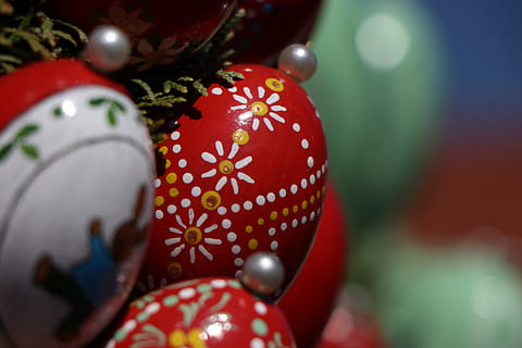 easter, easter eggs, easter egg, colorful, colored, easter decoration, spring, easter decorations, egg, easter theme, easter well, celebration, holiday, decoration, close-up, red, christmas, christmas decoration, selective focus, christmas ornament, event, no people, holiday - event, pattern, focus on foreground, religion, shiny, multi colored, celebration event, ornate, 5K, CC0, public domain, royalty free