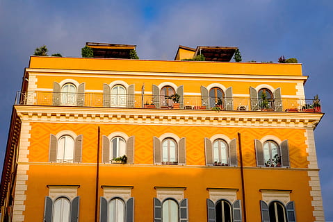 edificio, fachada, ventana, arquitectura, antiguo, romano, colorido, Roma, Italia, exterior del edificio, estructura construida, vista de ángulo bajo, cielo, nadie, día, naturaleza, el pasado, historia, lado a lado, amarillo, color naranja, al aire libre, ciudad, arco, balcón, luz del sol, 5K, CC0, dominio público, libre de derechos