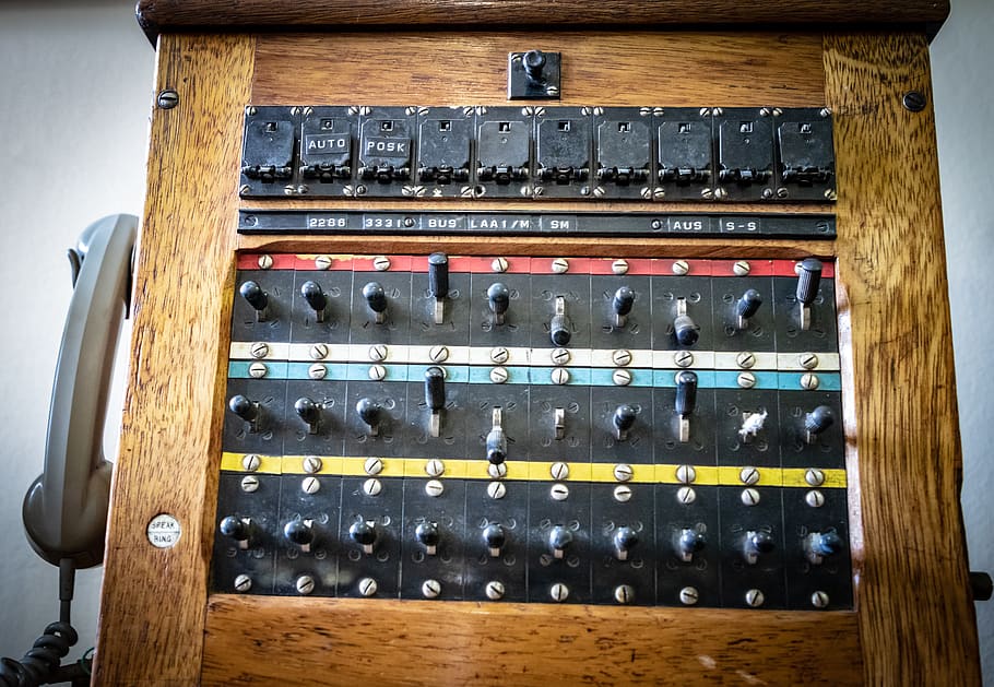 placa de cuina, a l'interior, dispositiu elèctric, electrònica, amplificador, interruptor, fusta, paraula, maquinari, fusible, ordinador, reproductor de cassets, estèreo, cablejat, maquinari de l'ordinador, teclat, fusta dura, fusta contraxapada, hub, servidor, tecnologia, material de fusta, cap gent, panell de control, control, primer pla, música, perilla, connexió, ordre, vell, comunicació, cultura i entreteniment artístic, dia, instrument musical, metall, en fila, equipament, 5K