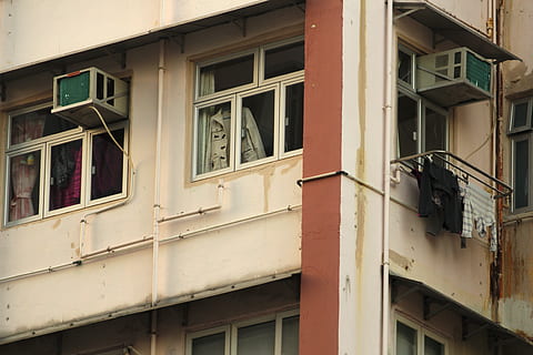 ac enhed, vindue, bygget struktur, arkitektur, bygning udvendig, bygning, ingen mennesker, lav vinkel visning, dag, glas - materiale, udendørs, boligområde, fuld ramme, forladt, metal, gammel, væg, beskadiget, gennemsigtig, hvid farve, sikkerhed, 4K, CC0, offentligt domæne, royaltyfrie