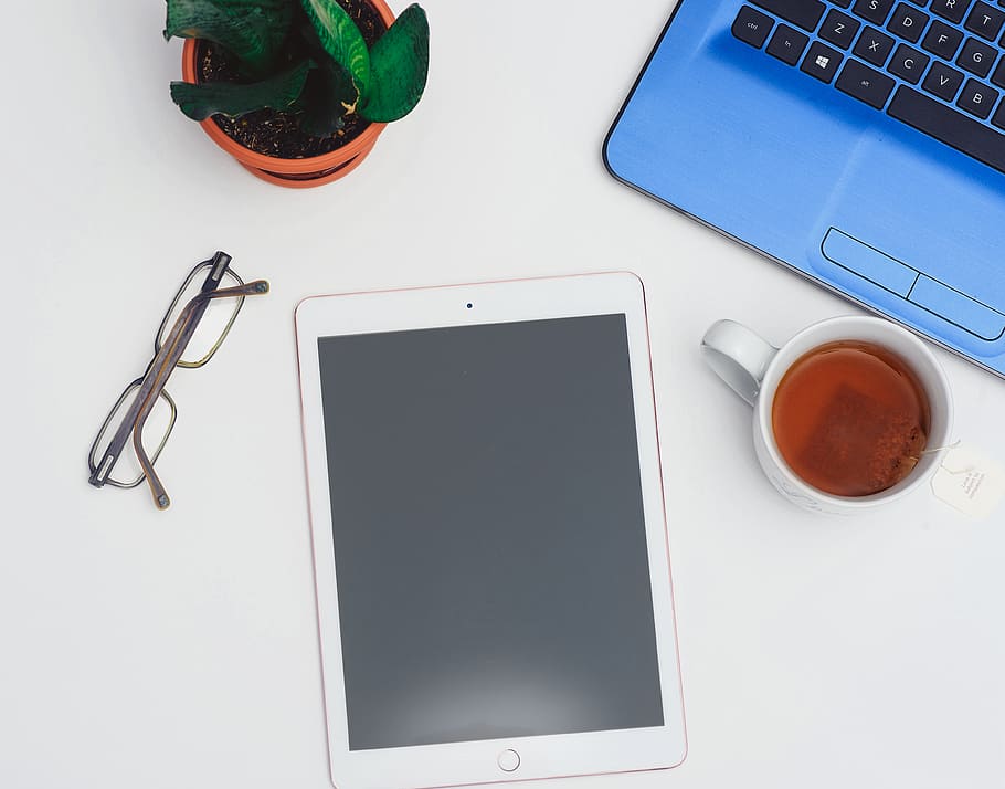 ipad al costat de la tassa, ordinador, dispositiu, electrònica, flatlay, ipad, portàtil, te, tecnologia, taula, beure, dispositiu d’informació portàtil, comunicació, tecnologia sense fils, tassa, connexió, menjar i beguda, natura morta, refresc, telèfon intel·ligent, directament a sobre, tassa de cafè, cafè, a l'interior, vista d’angle alt, cap gent, beguda calenta, en blanc, teclat, 4K