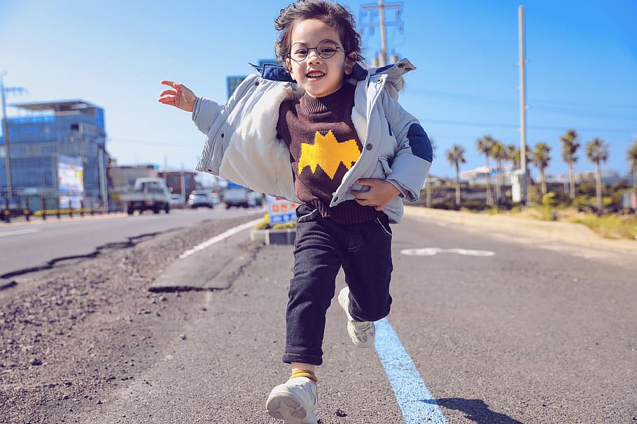 noi, ulleres, corrent, carretera, nen, diversió, riure, oci, moviment, recreació, vista frontal, una persona, persones reals, mirant la càmera, activitat d'oci, estils de vida, infància, retrat, llum solar, roba casual, longitud completa, dia, naturalesa, noies, somrient, felicitat, transport, a l'aire lliure, braç humà, innocència, 5K