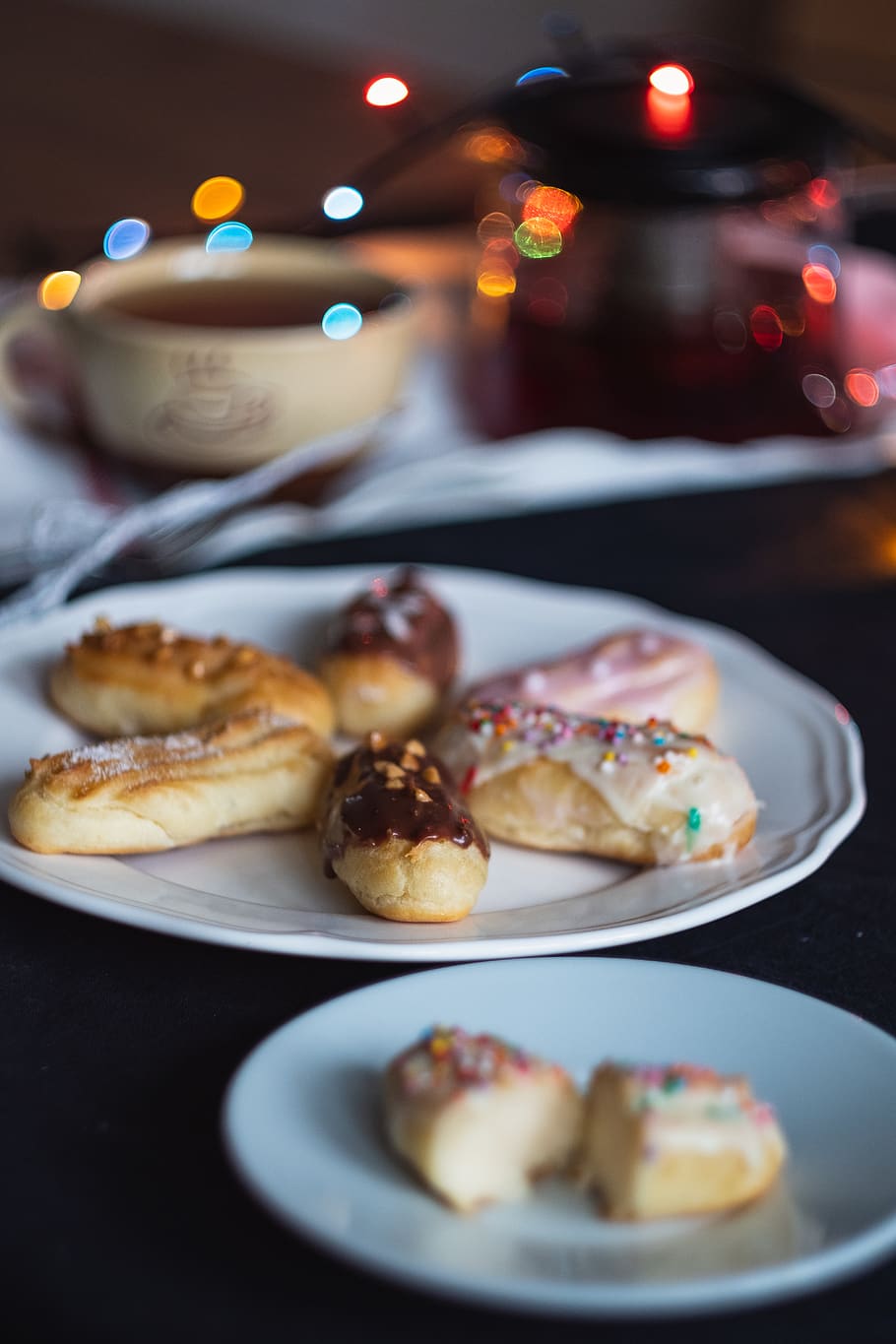 rodanxes de donuts, menjar i beguda, menjar, placa, frescor, taula, a l'interior, llest per menjar, cap gent, natura morta, menjar dolç, primer pla, enfocament selectiu, dolç, postres, al forn, mida de la porció, centrar-se en primer pla, indulgència, refresc, beure, temptació, vaixella, menjar francès, berenar, 5K