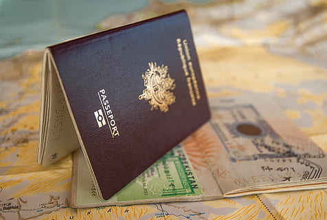 διαβατήριο, Visa, σύνορο, ρυθμιστής, ΗΘΗ και εθιμα, χαρτί νόμισμα, νόμισμα, χρηματοδότηση, επιχείρηση, πλούτος, γκρο πλαν, εντός κτίριου, χωρίς κόσμο, κείμενο, επιλεκτική εστίαση, ταξίδι, επικοινωνία, shot στούντιο, χρηματοδότηση και οικονομία, αναπαράσταση, οικονομία, δυτικό σενάριο, 2K, CC0, δημόσιος τομέαςα, χωρίς δικαιώματαe