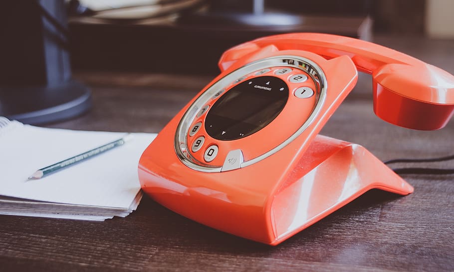 rosso, telefono di culla, Marrone, di legno, superficie, composizione, connessione, scrivania, dispositivo, comporre, attrezzatura, elenco, moderno, numero, ufficio, arancia, matita, Telefono, tecnologia, Vintage ▾, legna, lavoro, posto di lavoro, spazio di lavoro, tavolo, avvicinamento, concentrarsi sulle conoscenze acquisite, in stile retrò, natura morta, colore arancione, nessuno, in casa, vista dall'alto, comunicazione, plastica, macchina giocattolo, giorno, messa a fuoco selettiva, Oggetto creato dall'uomo, legno - materiale, 2K