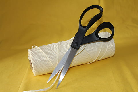 stringa, forbici, Imballaggio, sfondo, modello, mestiere, taglio, acuto, tubo, rotolo, palla, legando, allacciare, annodamento, cordone, strumento, involucro, fondale, intestazione, natura morta, giallo, in casa, nessuno, sfondo colorato, girato in studio, sfondo giallo, tessile, avvicinamento, arte e artigianato, capi di abbigliamento, metallo, semplicità, due oggetti, gruppo di oggetti, singolo oggetto, paio, lega, acciaio, 5K, CC0, dominio pubblico, privo di copyright