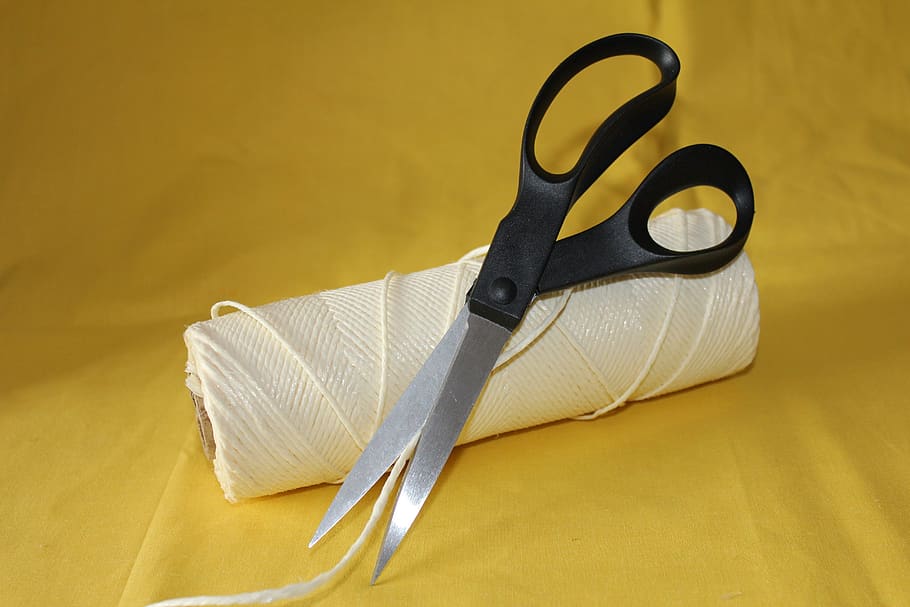 cadena, tisores, embalatge, fons de pantalla, plantilla, artesania, tallar, agut, tub, rodar, pilota, lligant, fixar, nusos, corda, eina, embolcall, teló de fons, capçalera, natura morta, groc, a l'interior, cap gent, fons de colors, tir de l'estudi, fons groc, tèxtil, primer pla, art i artesania, roba, metall, patró, senzillesa, dos objectes, grup d'objectes, sol objecte, parell, aliatge, acer, 5K