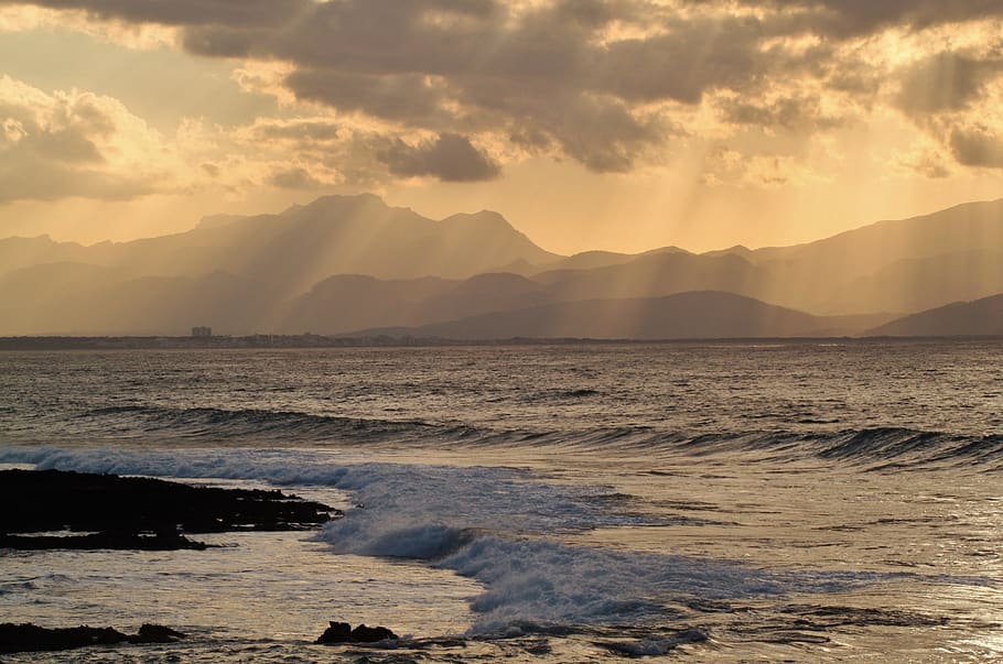 silhoutte, muntanya, llunyà, cos, aigua, platja, núvols, Costa, muntanyes, naturalesa, oceà, mar, paisatge marí, vora del mar, cel, sortida del sol, posta de sol, onades, bellesa a la natura, escenics - natura, núvol - cel, tranquil·litat, escena tranquil·la, terra, Serra, cap gent, idíl·lic, escena no urbana, moviment, a l'aire lliure, 4K