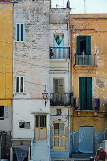 Struttura della costruzione, Home decor, finestra, otturatore, tenda, umano, persona, ombra della finestra, porta, parete, balcone, architettura, nessuno, struttura costruita, Casa, immagine a colori, strada, verticale, cittadina, facciata, vecchio, esterno dell'edificio, costruzione, quartiere residenziale, giorno, città, all'aperto, Entrata, intemperie, Inquadratura dal basso, appartamento, attrezzatura per l'illuminazione, 5K, CC0, dominio pubblico, privo di copyright