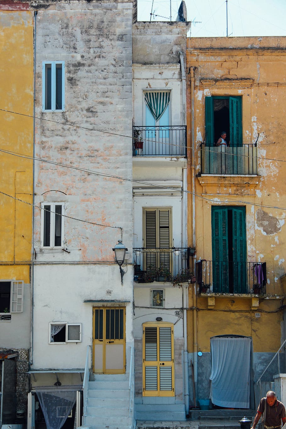 Struttura della costruzione, Home decor, finestra, otturatore, tenda, umano, persona, ombra della finestra, porta, parete, balcone, architettura, nessuno, struttura costruita, Casa, immagine a colori, strada, verticale, cittadina, facciata, vecchio, esterno dell'edificio, costruzione, quartiere residenziale, giorno, città, all'aperto, Entrata, intemperie, Inquadratura dal basso, appartamento, attrezzatura per l'illuminazione, 5K