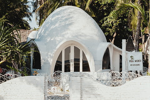 museu blanc, arbre, indonèsia, gili air, Palmera, arecaceae, flora, planta, arquitectura, cúpula, casa, edifici, naturalesa, palmell, turisme, arquitectònic, refugi, hisenda, habitatge, vila, estructura construïda, exterior de l'edifici, arc, dia, cap gent, Color blanc, a l'aire lliure, llum solar, creença, religió, entrada, espiritualitat, escala, seient, escultura, arquejat, 5K, CC0, domini públic, lliure de regalies