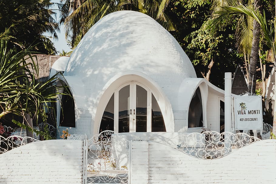 museu blanc, arbre, indonèsia, gili air, Palmera, arecaceae, flora, planta, arquitectura, cúpula, casa, edifici, naturalesa, palmell, turisme, arquitectònic, refugi, hisenda, habitatge, vila, estructura construïda, exterior de l'edifici, arc, dia, cap gent, Color blanc, a l'aire lliure, llum solar, creença, religió, entrada, espiritualitat, escala, seient, escultura, arquejat, 5K