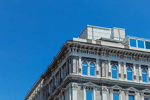 costruzione, architettura, cielo, blu, bianca, grigio, finestre, tetto, esterno dell'edificio, struttura costruita, cielo sereno, nessuno, città, natura, finestra, governo, giorno, Inquadratura dal basso, copia spazio, storia, ufficio, all'aperto, luce del sole, finanza, colonna architettonica, neoclassico, palazzo di giustizia, 5K, CC0, dominio pubblico, privo di copyright