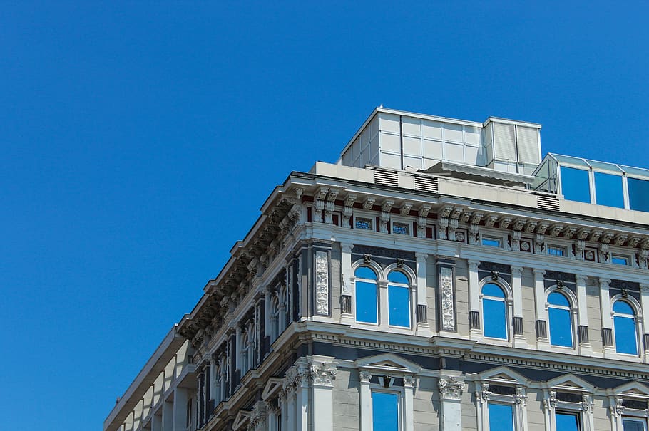 edifici, arquitectura, cel, blau, blanc, gris, finestres, sostre, exterior de l'edifici, estructura construïda, cel clar, cap gent, ciutat, naturalesa, finestra, govern, dia, vista d’angle baix, còpia espai, història, oficina, a l'aire lliure, llum solar, Finances, columna arquitectònica, neoclàssic, palau de justícia, 5K