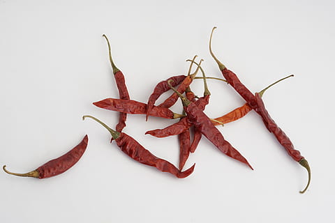 Chilli, czerwony, Składniki, jedzenie, jedzenie i picie, przyprawa, białe tło, studio strzał, składnik, wewnątrz, świeżość, grupa obiektów, suszone jedzenie, papryczka chili, żadnych ludzi, zdrowe odżywianie, martwa natura, zbliżenie, dobre samopoczucie, suchy, Bezpośrednio powyżej, czerwona papryka chili, wanilia, kij - część rośliny, 8K, CC0, domena publiczna, darmowe zdjęcia