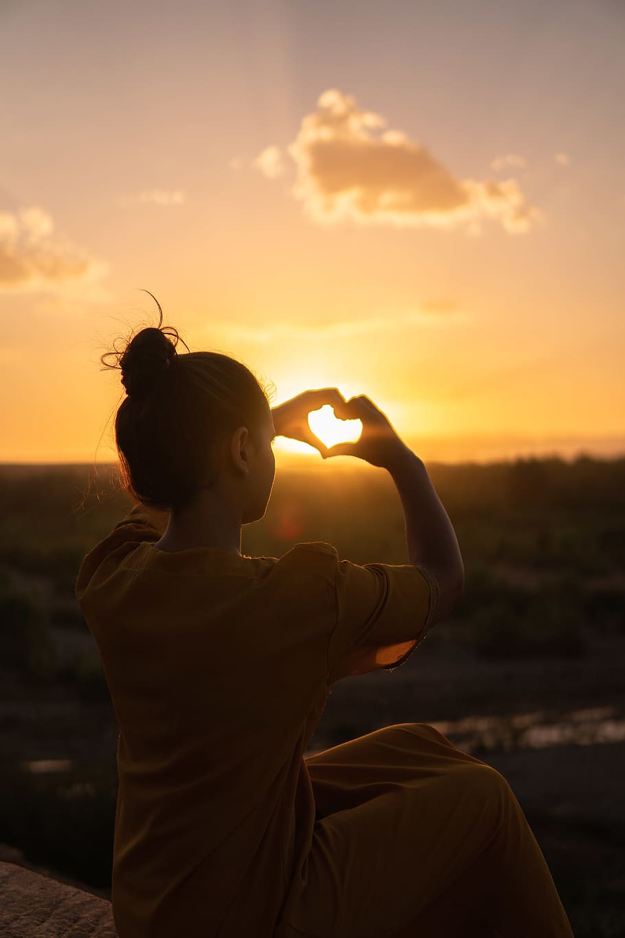 dona, assegut, mostrant, mans del signe del cor, retroil·luminat, núvols, alba, tarda, hora daurada, cabell, mans, cor, paisatge, llum, amor, naturalesa, persona, retrat, forma, cel, estiu, sol, sortida del sol, posta de sol, una persona, persones reals, color taronja, activitat d'oci, estils de vida, bellesa a la natura, dones, adult, núvol - cel, escenics - natura, terra, adult jove, centrar-se en primer pla, roba casual, dones joves, a l'aire lliure, pentinat, 5K