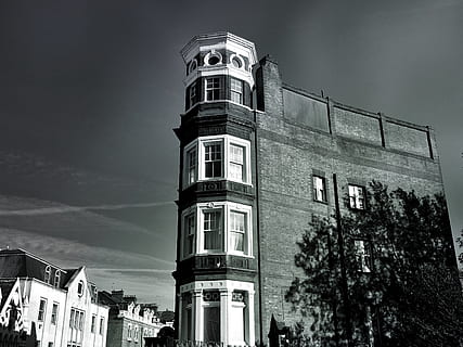 foto en escala de grises, alto, estructura de subida, arquitectura, edificio, exterior del edificio, estructura construida, cielo, vista de ángulo bajo, árbol, naturaleza, planta, nadie, ciudad, Distrito residencial, ventana, al aire libre, noche, torre, antiguo, historia, el pasado, apartamento, 2K, CC0, dominio público, libre de derechos