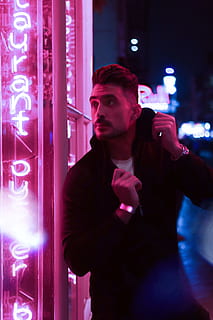 Person, Mensch, Licht, Beleuchtung, Neon-, Kleidung, bekleidung, Kopf, Verein, Nachtclub, Nachtleben, Finger, Bartheke, Pub, Fackel, LED, Glas, Barmann, Arbeitnehmer, Disko, beleuchtet, eine Person, Nacht-, Stehen, junger Erwachsener, Taille hoch, junge Männer, Technologie, Kommunikation, echte Menschen, Licht - natürliches Phänomen, Vorderansicht, Lebensstile, kabellose Technologie, drinnen, Freizeitbeschäftigung, suchen, 4K, CC0, gemeinfrei, lizenzfrei